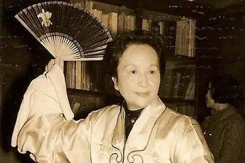 沈从文和张兆和 母亲陆英是个戏迷,常带着她的女儿们上戏院看戏,孩子