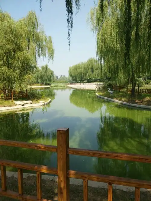 燕郊植物园位于燕郊北边,是燕郊最大的城市公园,也是天然氧吧,是人们