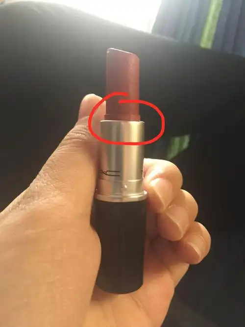 口红根部断了,不过当时就拼回去了,不知道有没有影响,之后又弄了一下