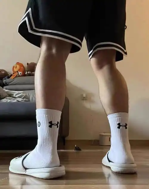 这个袜子穿上真的太帅了毛巾底 包裹好 黑白俩色搭配任何裤子任何鞋子