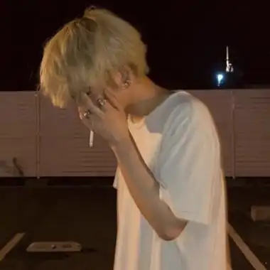 叼着烟的男生头像高清伤感侧脸男生抽着烟的头像图片