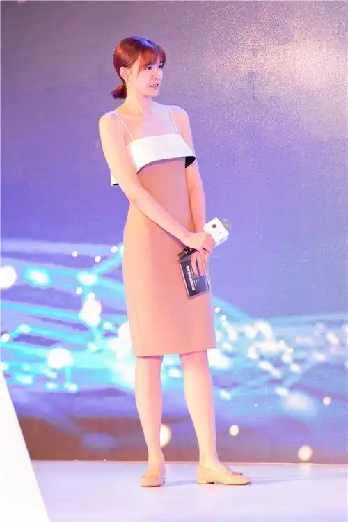 李艾穿粉色西装干练大气阔腿裤下的长腿更是让人嫉妒