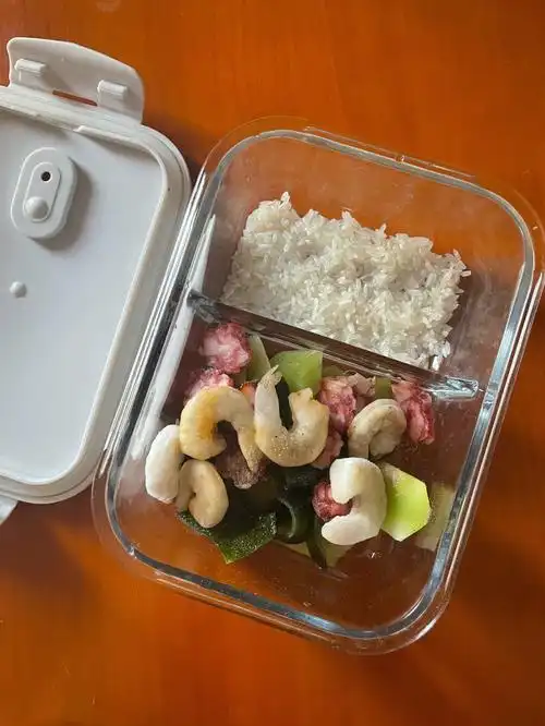 一勺生抽 一勺料酒 胡椒粉适量·中午计划高火 6分钟期待米饭能熟