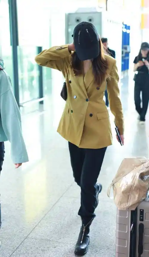 迪丽热巴打破西装私服私服,化身霸道女总裁,走路带风气场十足_造型