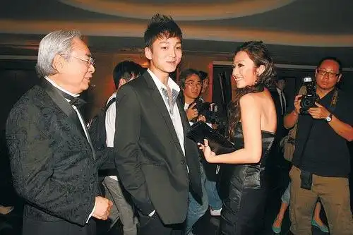 林建名见儿子女友赞靓 何超盈拒谈男伴身份(图)