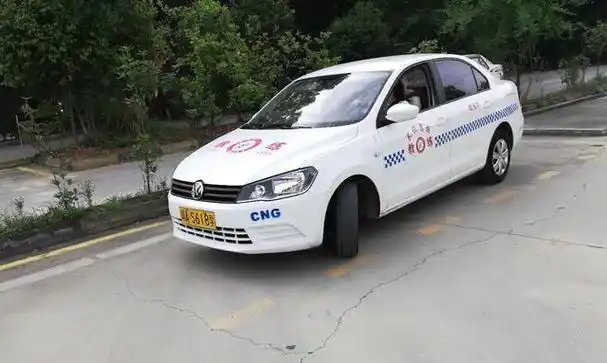 哪个驾校学车便宜练车好(哪个驾校便宜点)