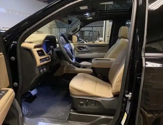 雪佛兰萨博班内饰也是极具美式车型的特征,宽大的内饰并采用了大量