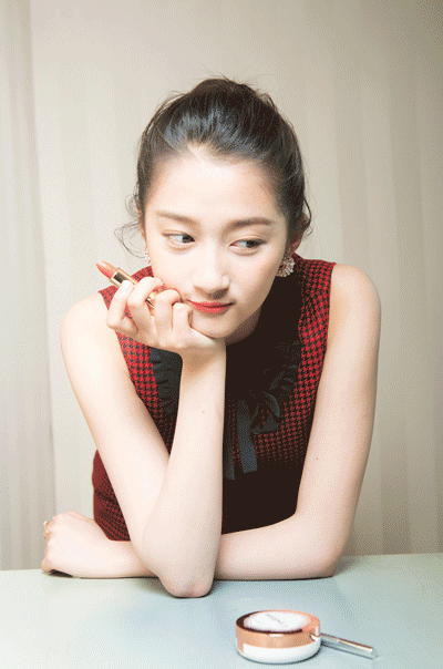 关晓彤礼服内套秋衣走红毯她的红毯造型到底失误在哪里呢