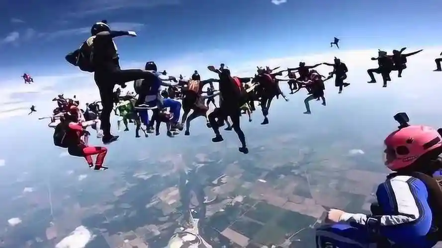 一百多人空中集体跳伞,还在空中组成各种图案,这也太艺高人胆大了