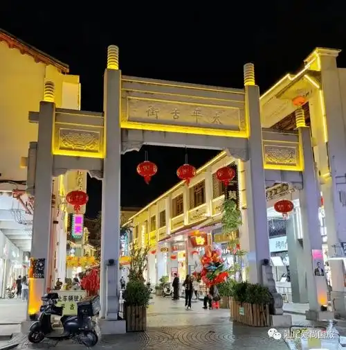 在有效保护客家古风建筑历史遗产的基础上,太平古街变成了集文化,商业