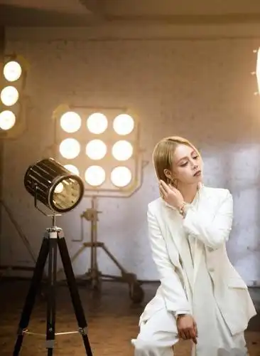 48岁宁静最新大片西装配背头气场太强不愧是霸气女王