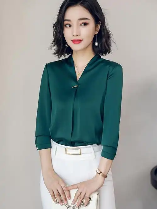 新上的小衫十分漂亮款式新颖大方得体凸显女人的魅力