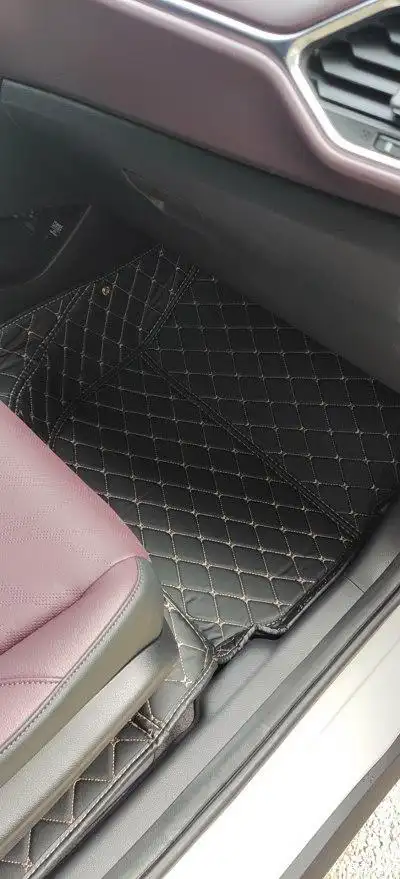 4s店送的大包围脚垫,很丑.