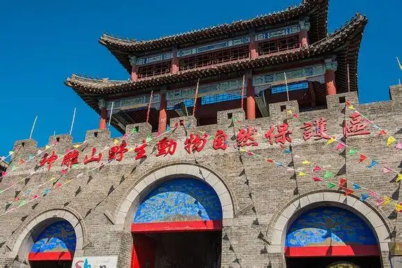 威海神雕山野生动物园位于山东威海荣成成山镇西霞口,是西霞口旅游