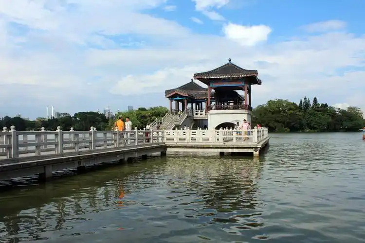 西新避暑 夹道蒲葵绿荫楚楚,临湖亭榭习习生风;隔湖浮碧,一桥飞渡