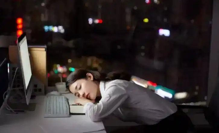 那个经常在朋友圈晒加班的人被公司开除了