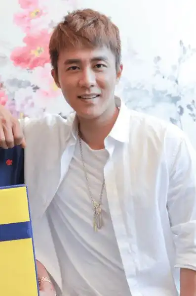 杜淳为公益直播做鱼陪爸爸杜志国提早过父亲节