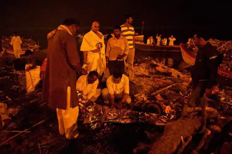 探秘印度恒河岸边的露天火葬场 胆小者慎入