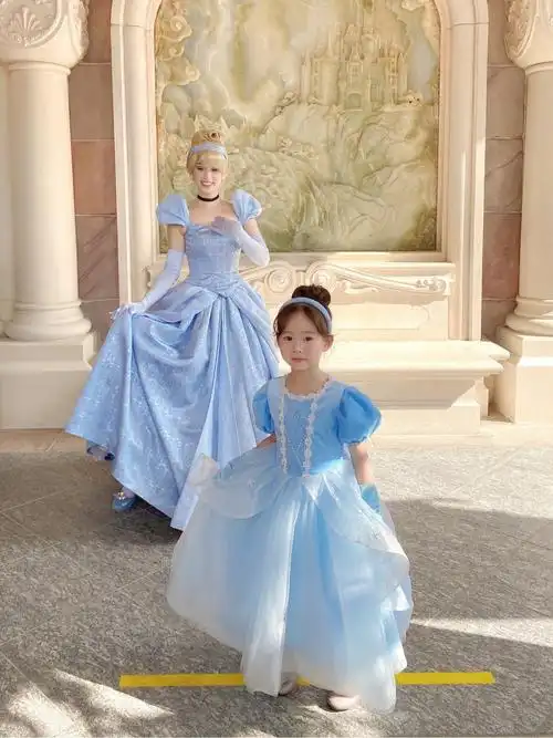 当假的灰姑娘在迪士尼遇到真正的公主75