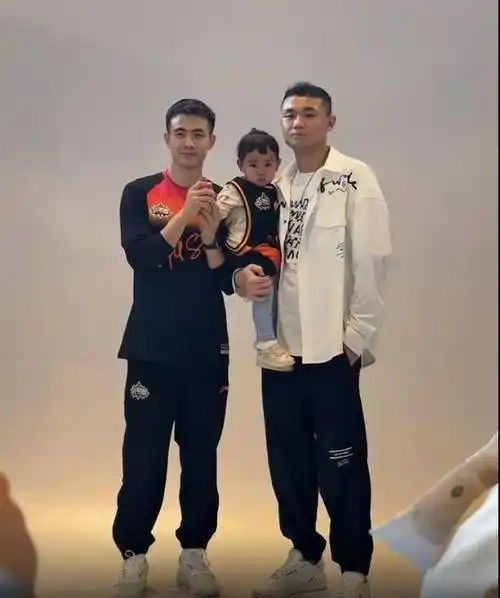 赵继伟和原帅拍定妆照,女儿抢镜,张镇麟抵达厦门,女粉丝求合影_辽篮