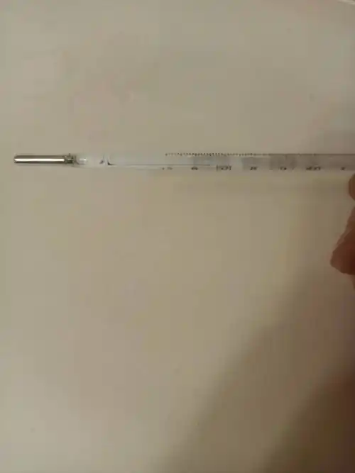 37度之间把体温计夹在腋窝下,等五分钟后拿出来看一下温度计上的妒