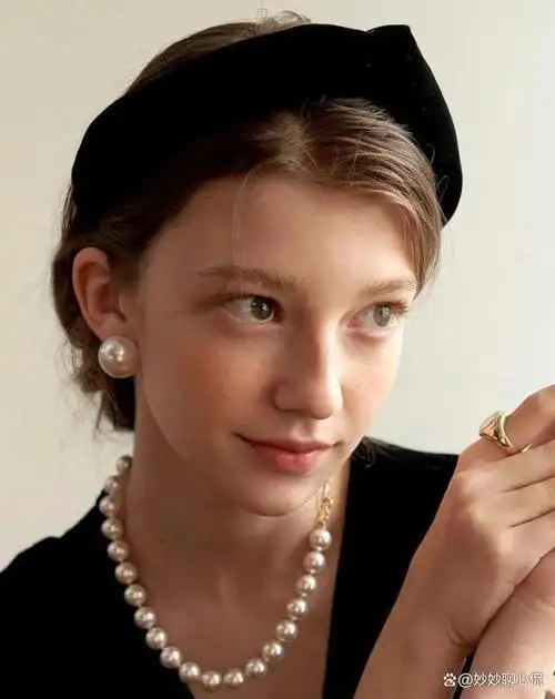 女人即使不富裕,过了59岁也别戴这"4种"首饰,又廉价又俗气