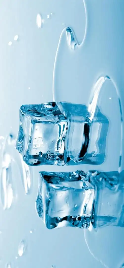 来,凉快凉快 #小清新壁纸##夏日壁纸##蓝色#冰块