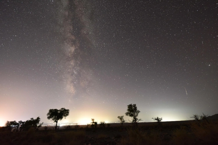 【图说新疆】新疆和硕:戈壁滩上英仙座流星雨闪亮夜空