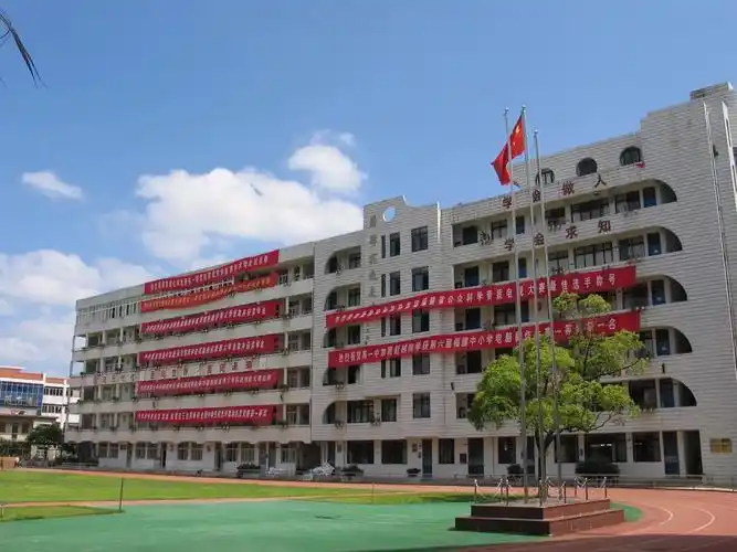 p>福建省泉州市第七中学,简称泉州七中,是福建省首批省级示范性普通