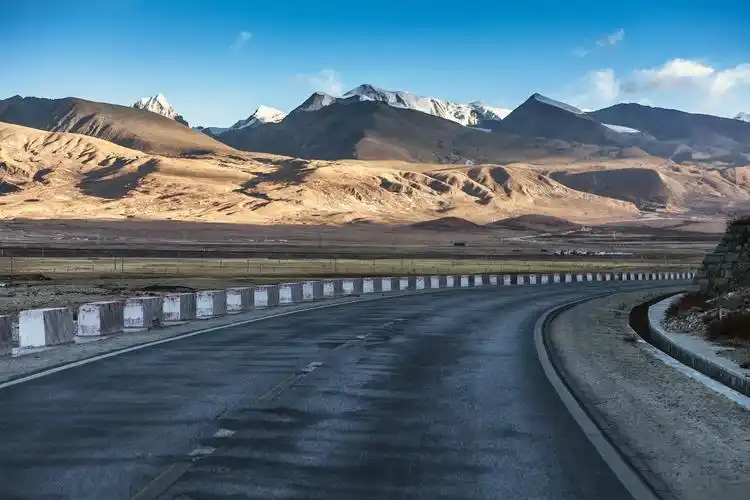 318国道:一条穿越自然与人文的公路 中国这片广袤的土地上,有一条蜿蜒