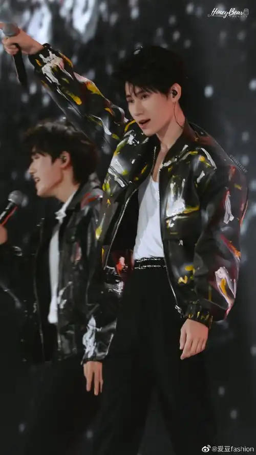 张真源海口演唱会舞台照饭拍