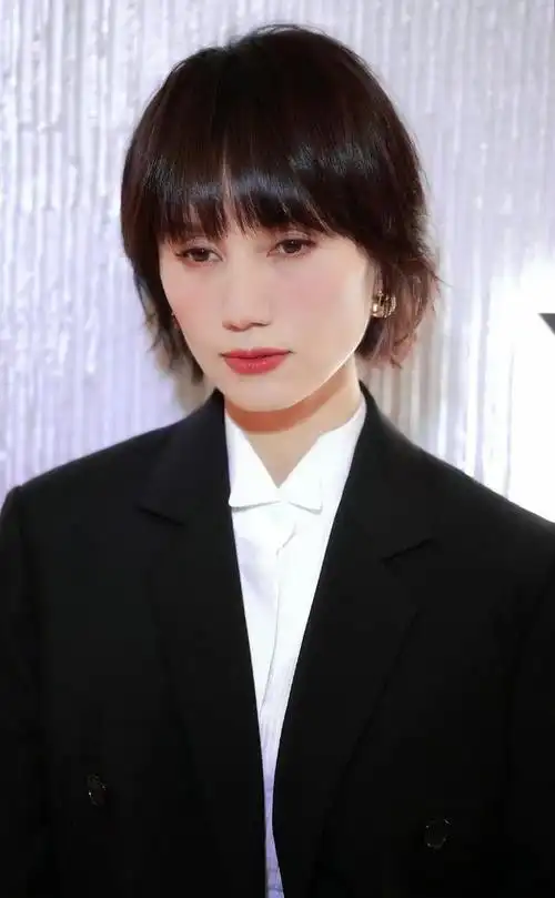 上海这一天被骨瘦如柴的袁泉惊艳不穿暴露礼服却艳压群芳