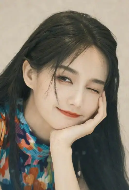 李一桐化妆plog##李一桐白色一字肩针织裙