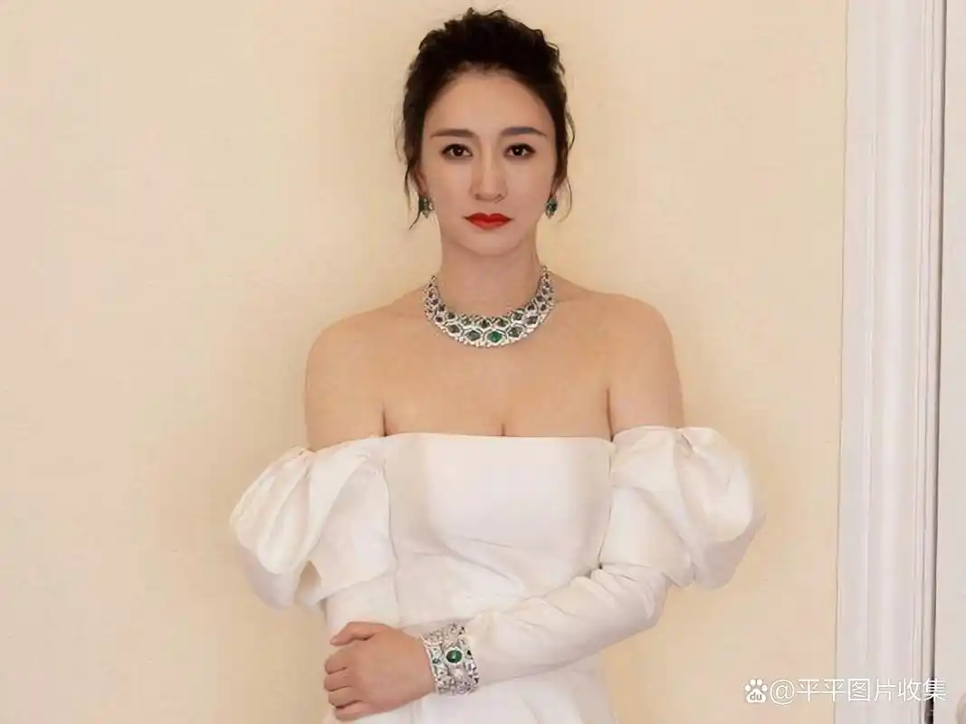 李小冉皮肤白皙,事业线亮眼,身材丰满火辣,爱了爱了