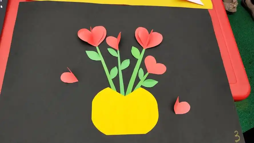 小二班"六一儿童节"亲子活动《折纸粘贴画》