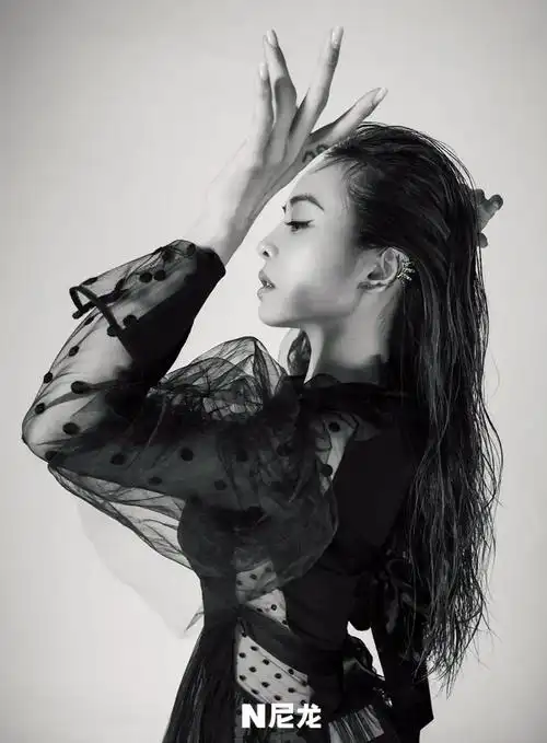 蔡依林牛年首封曝光红衣女孩上演霸气眼神杀