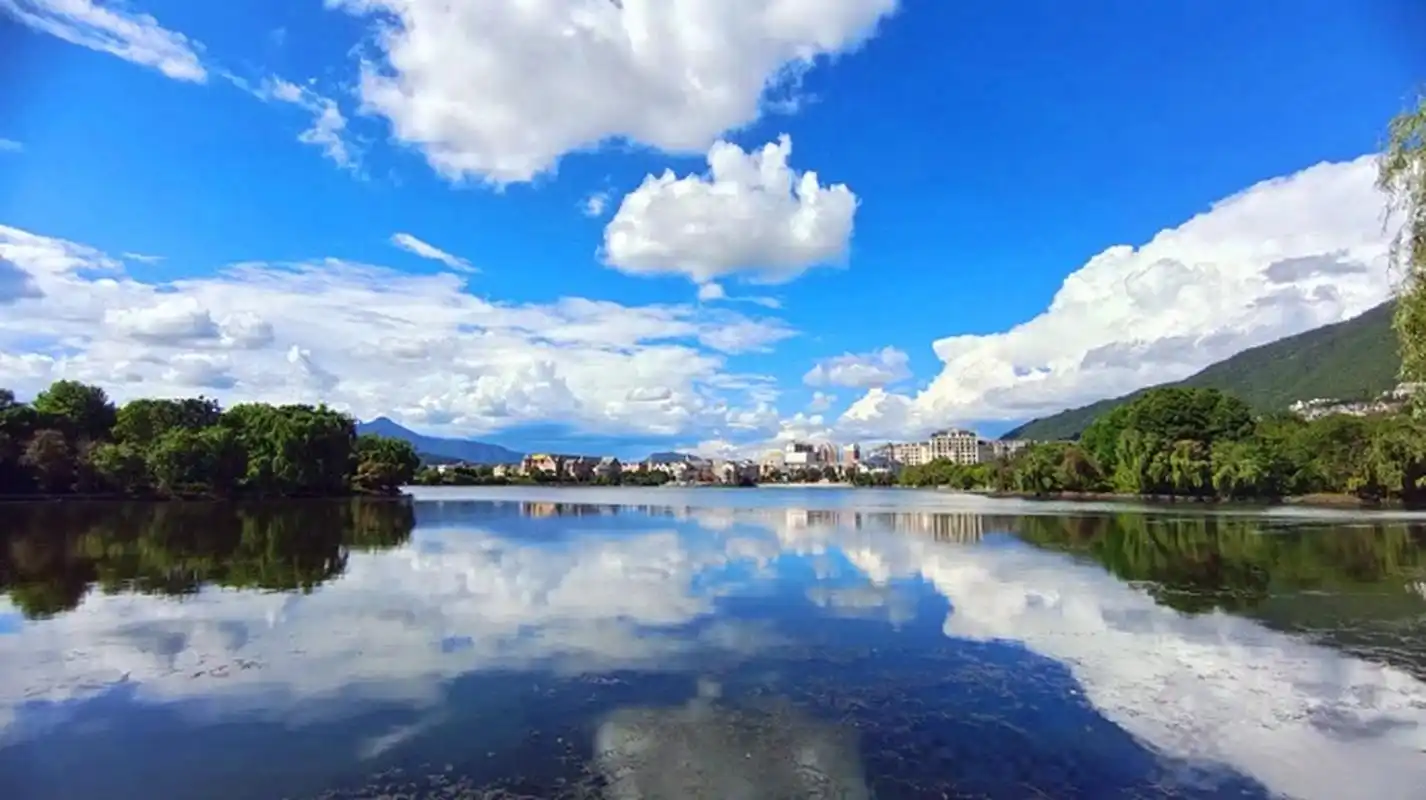 腾冲欢乐湖畔邂逅一场晚霞】欢乐湖是云南保山腾冲市的一座城市公园