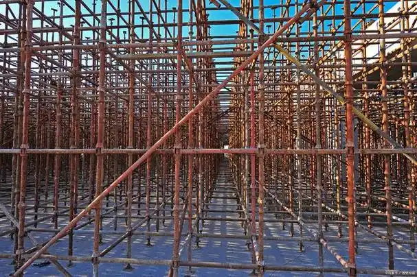 满堂脚手架是施工现场中常见的临时支撑结构,它用于确保施工人员能够