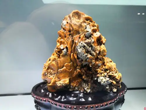 戈壁石种类繁多,像玛瑙,碧玉,玉髓石类,风棱石,戈壁千层石,沙漠玫瑰石