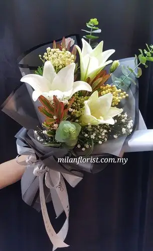 花束 —百合,寓意"百年好合",百合花种类繁多,花色艳丽丰富;花形