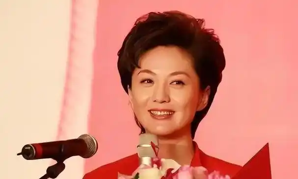 央视主持人海霞亮新身份老公身份大名鼎鼎女儿比妈还漂亮