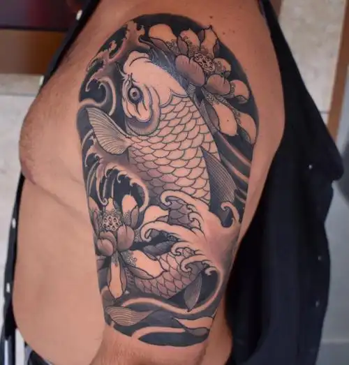 大臂鲤鱼荷花纹身图案