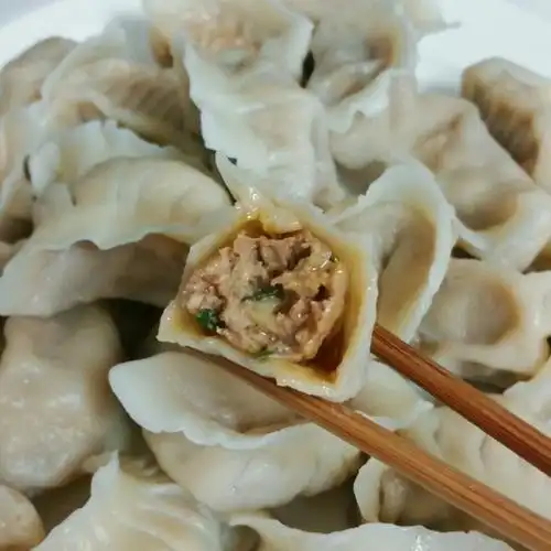 p data-id="gnblh8dfel">以白菜和豆腐为主馅料做的饺子.