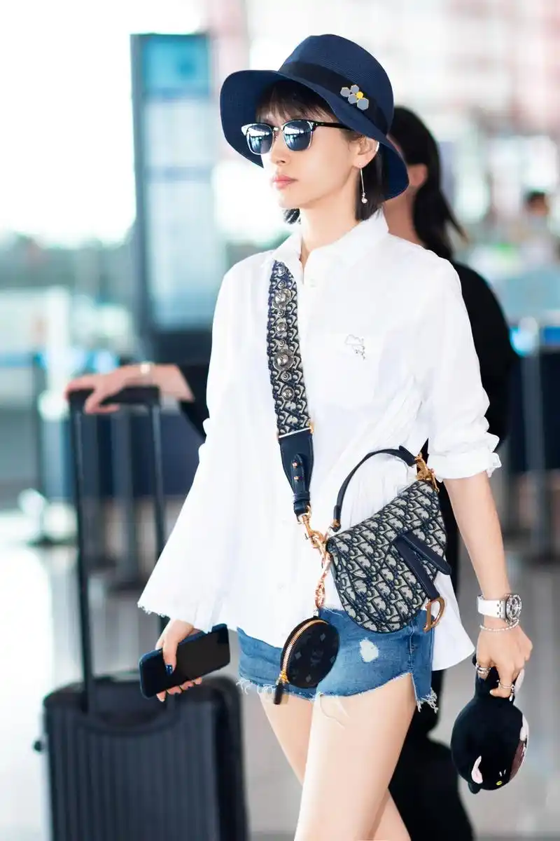 王子文极简风现身机场 清凉满分包包比腿更吸睛