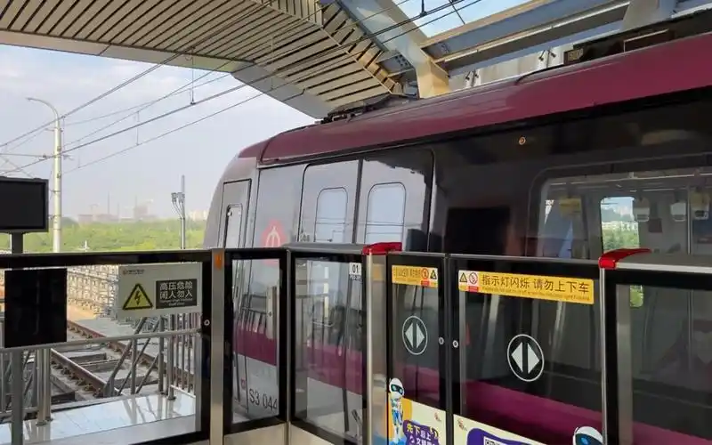 南京地铁s3号线列车刘村站出站(往南京南站方向)