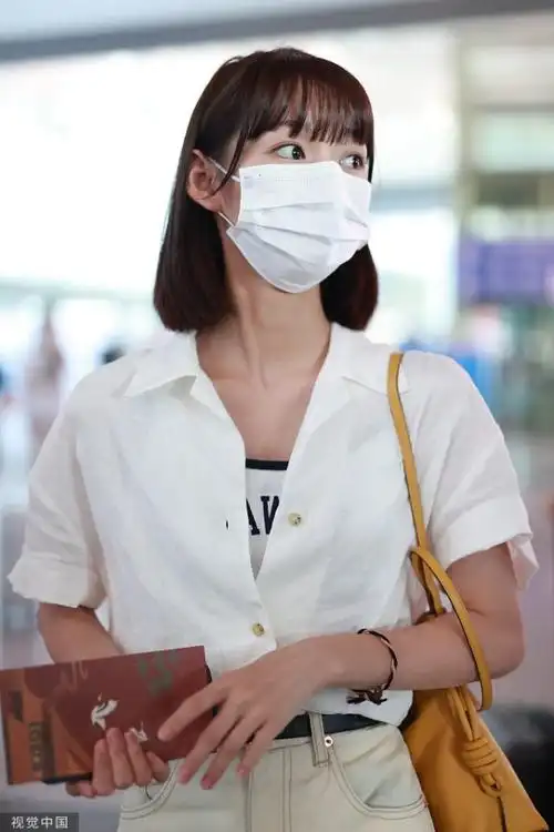 段奥娟穿渐变长裤潮流有范 一头短发清新秀丽