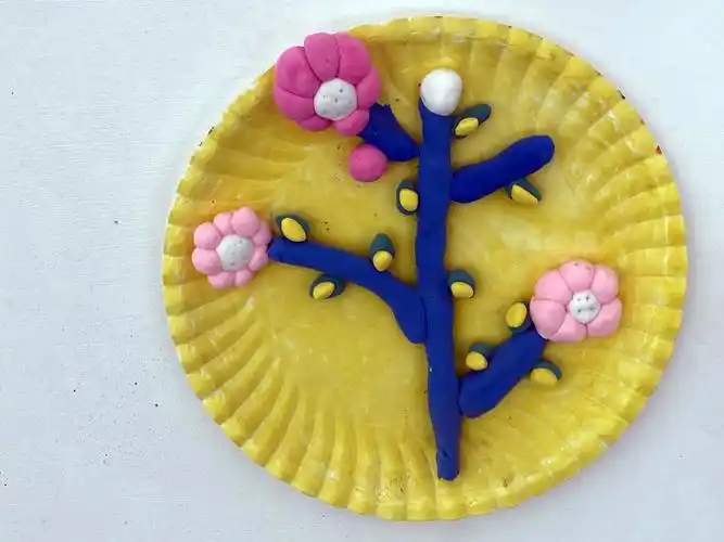 大荔洛滨小学:纸盘画精彩纷呈把学校点缀成"画的海洋"(李世居 陈凯