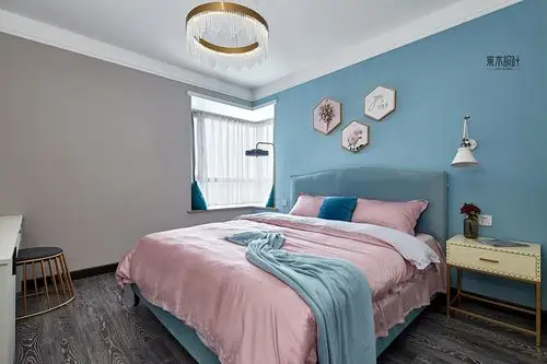 《蔷薇园》中有言,"凡是心中所喜欢的,看来总是最美".