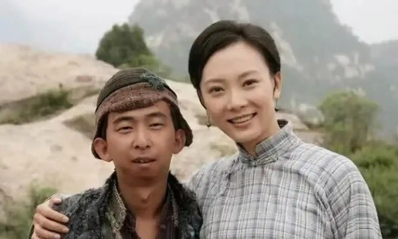 2022年,坐拥10亿身家的41岁导演巨兴茂和妻子大婚,让人十分不解的是