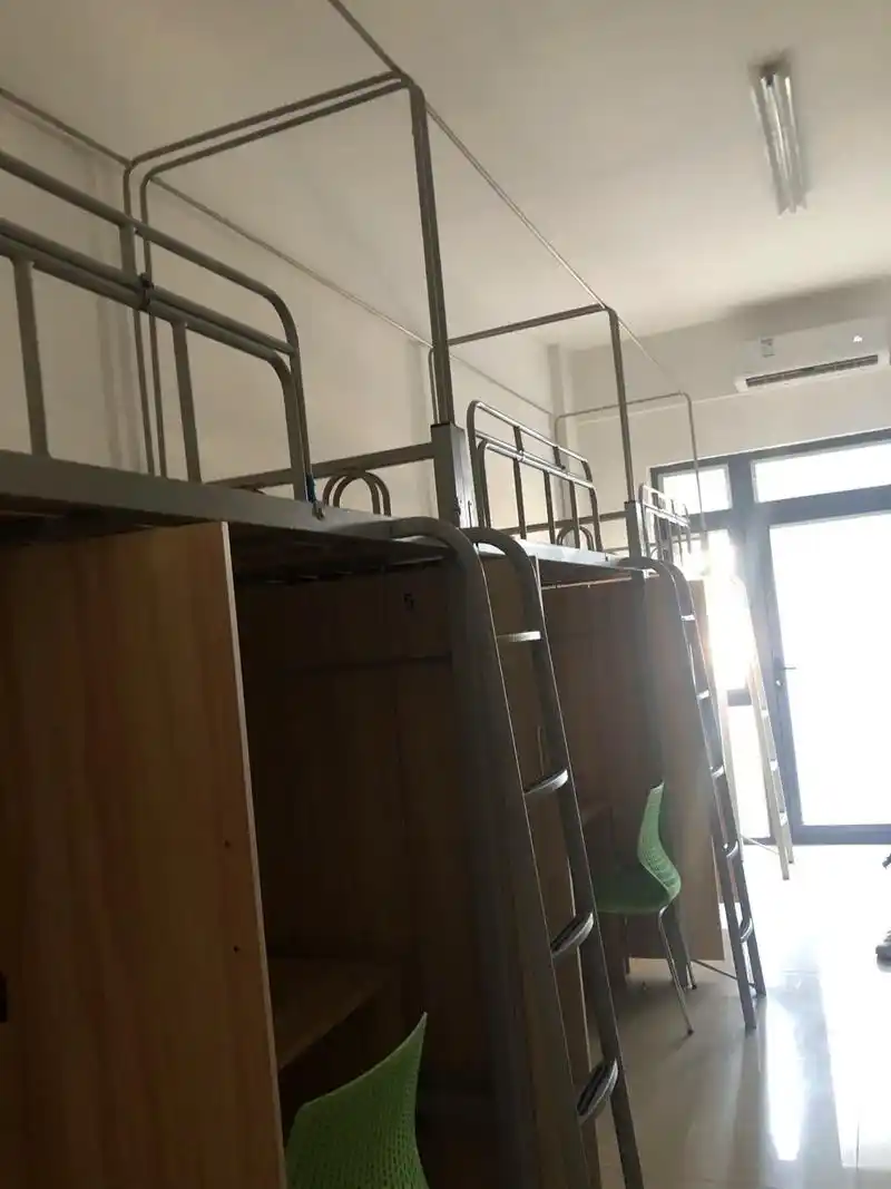 今天高中报到,看了宿舍5-6人一间,整体环境还行,可以小孩坚 - 抖音
